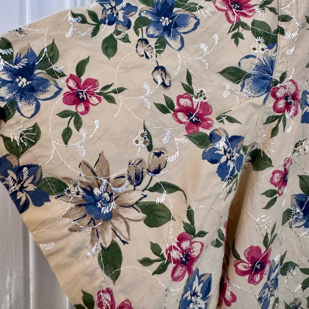 BOBBIE BROOKS VINTAGE TOP SIZE 26W/28W. FLORAL EYELET BUTTON DOWN, SHORT SLEEVE - Picture 4 of 14